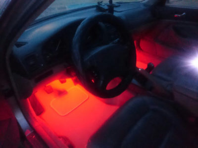 как подключить подсветку ног в машине