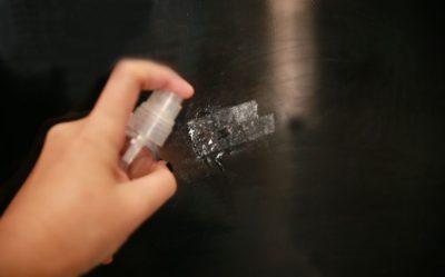 как очистить клей от стекла