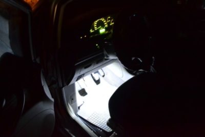 как подключить подсветку ног в машине